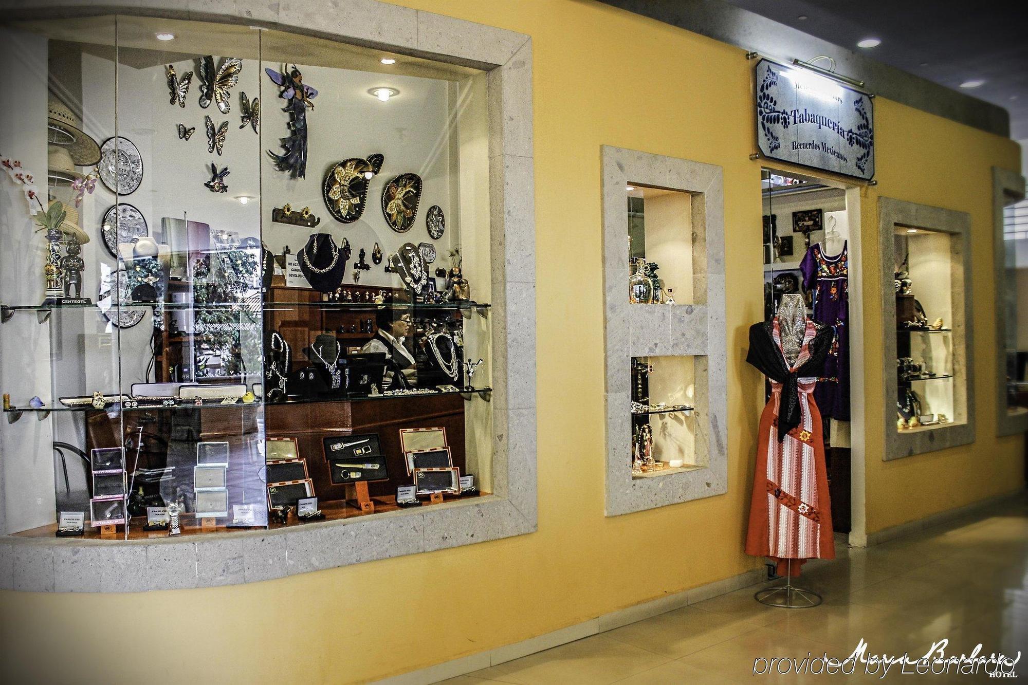Krystal Satelite Maria Barbara Tlalnepantla (Morelos) Exterior foto Souvenir shop at the airport