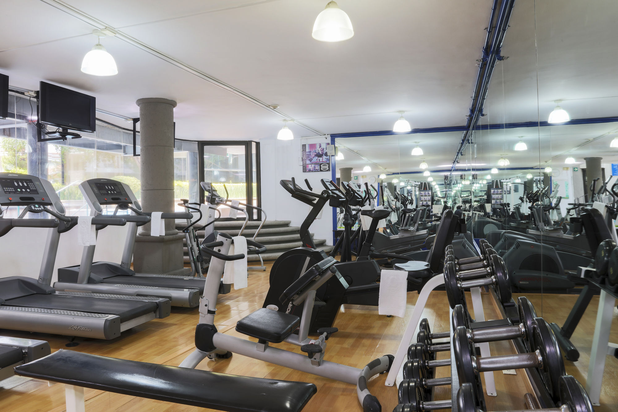 Krystal Satelite Maria Barbara Tlalnepantla (Morelos) Exterior foto The gym at the London Bridge Campus