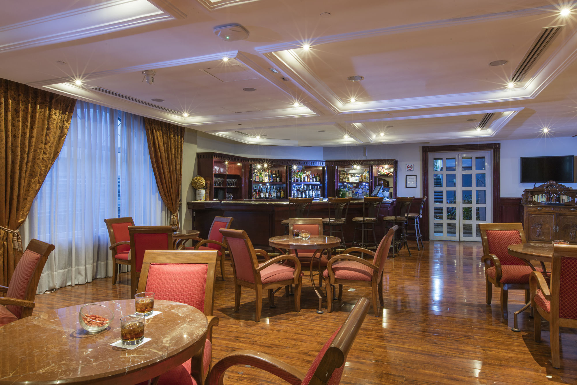 Krystal Satelite Maria Barbara Tlalnepantla (Morelos) Exterior foto The bar at the 19th floor